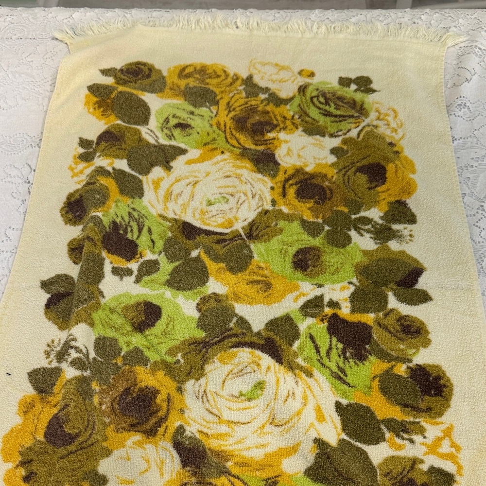 Vintage Canon Monticello Bath and hand towel with Green and Brown flowers